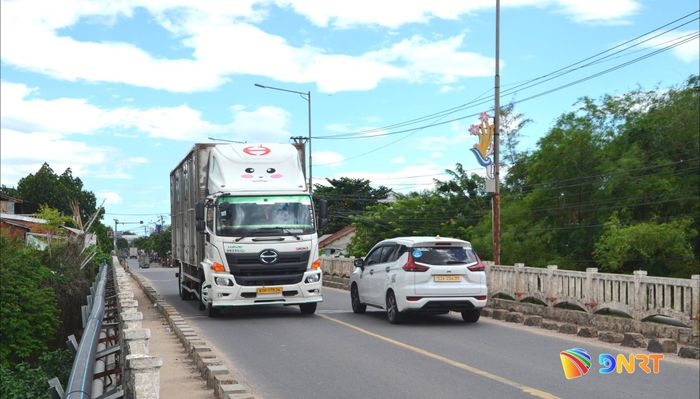 Cầu Phong Thử đã quá tải từ lâu. Ảnh: CÔNG TÚ - XUÂN SƠN