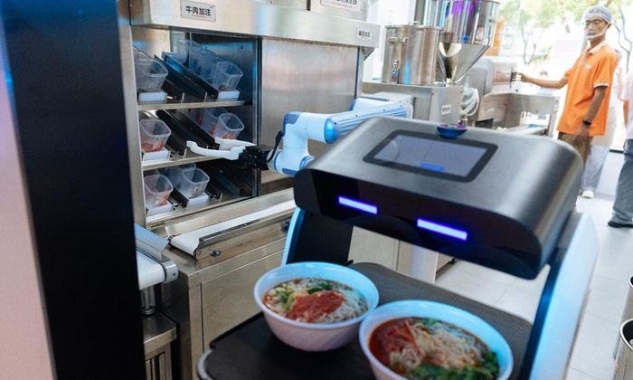 Robot hoàn tất chế biến tô mì. Ảnh: Global Times