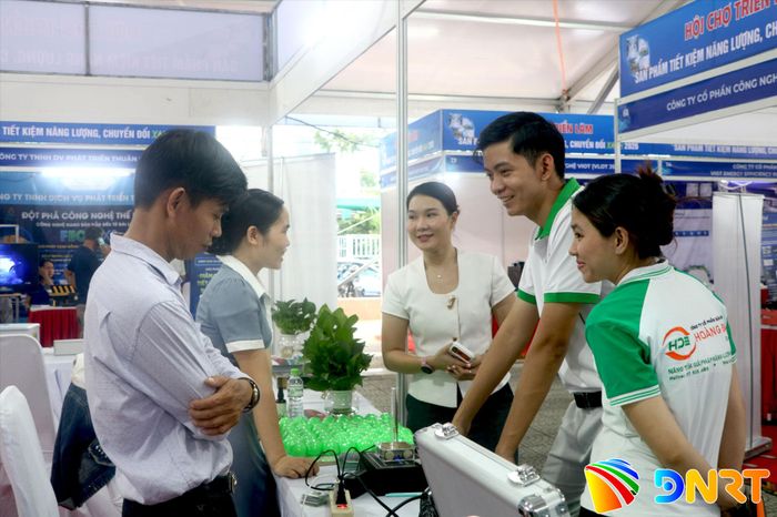 Các doanh nghiệp giới thiệu giải pháp tiết kiệm năng lượng, chuyển đổi xanh cho các đối tác, doanh nghiệp. Ảnh: VĂN HOÀNG