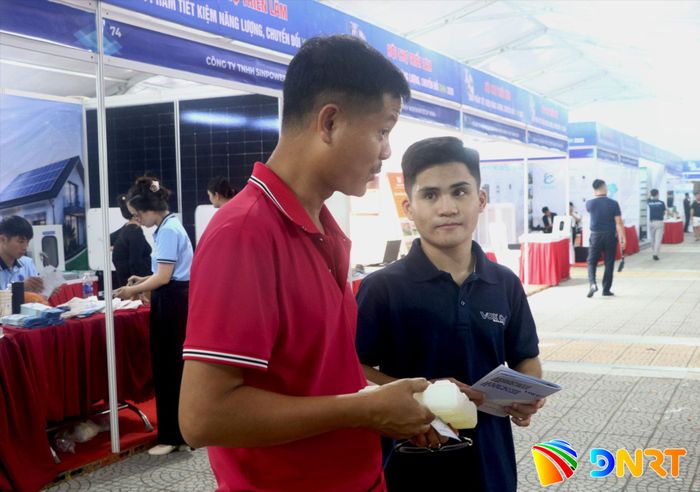 Đại diện VOX Cool giới thiệu giải pháp công nghệ "pin lạnh" đến khách tham quan. Ảnh: VĂN HOÀNG