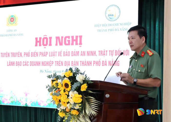 Đại tá Lê Thanh Phát, Trưởng phòng An ninh kinh tế, Công an thành phố Đà Nẵng phát biểu tại hội nghị. Ảnh: MINH LÊ