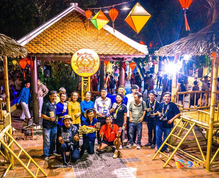 Du khách trải nghiệm không gian văn hóa, thưởng thức nghệ thuật bài chòi tại Hội An. Ảnh minh họa: HUỲNH VĂN TRUYỀN