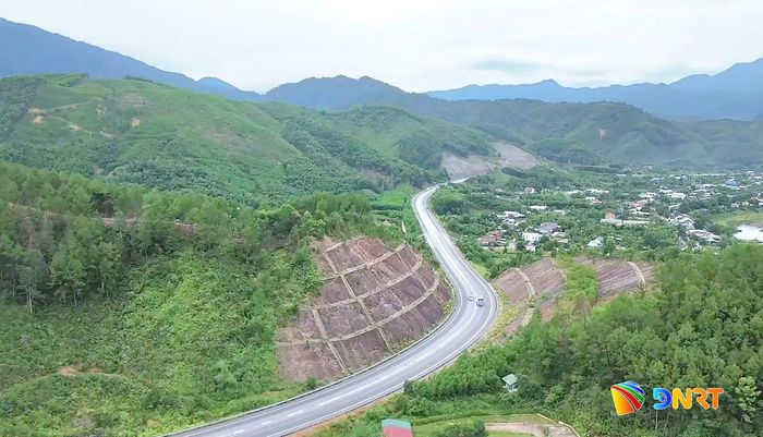 Dự án đi qua địa hình nhiều đồi núi, đèo dốc quanh co. Ảnh: PHƯƠNG UYÊN