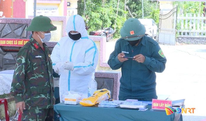 Công tác lấy mẫu hài cốt liệt sĩ được xã Quế Sơn Trung thực hiện thận trọng, khoa học. Ảnh: DUY THÁI