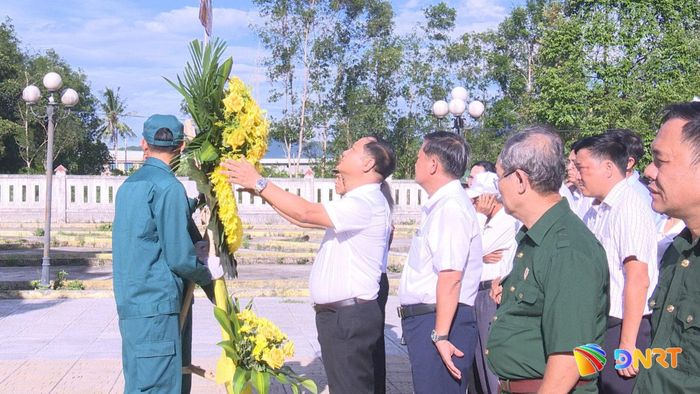 Lãnh đạo xã Quế Sơn Trung dâng hoa, dâng hương tại Nghĩa trang liệt sĩ Quế Thuận. Ảnh: DUY THÁI