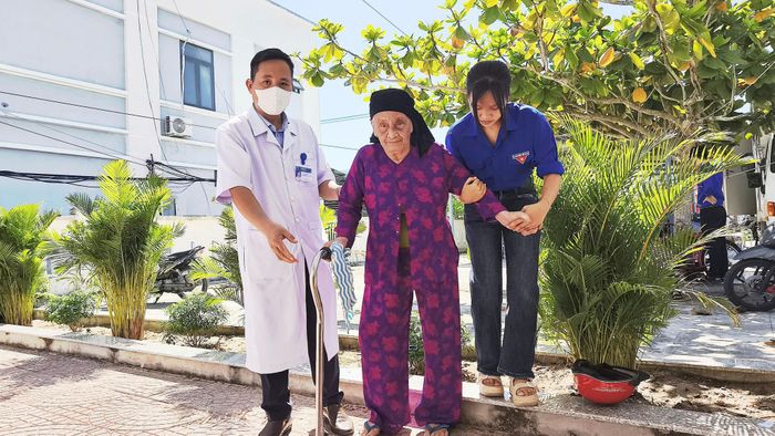Người cao tuổi, người khuyết tật được ưu tiên hỗ trợ trong chương trình khám sức khỏe sàng lọc. Ảnh: HỒNG NĂM