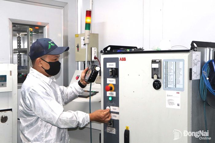 Công nhân vận hành máy sản xuất tại Công ty TNHH TS Molymer Việt Nam (Khu công nghiệp Amata). Ảnh: Ngọc Liên