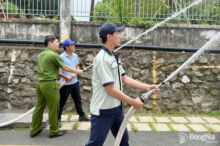 Đoàn công tác kiểm tra hệ thống, ra nước đầu lăng và việc tổ chức lực lượng phòng cháy tại chỗ của doanh nghiệp. Ảnh: Lê Duy