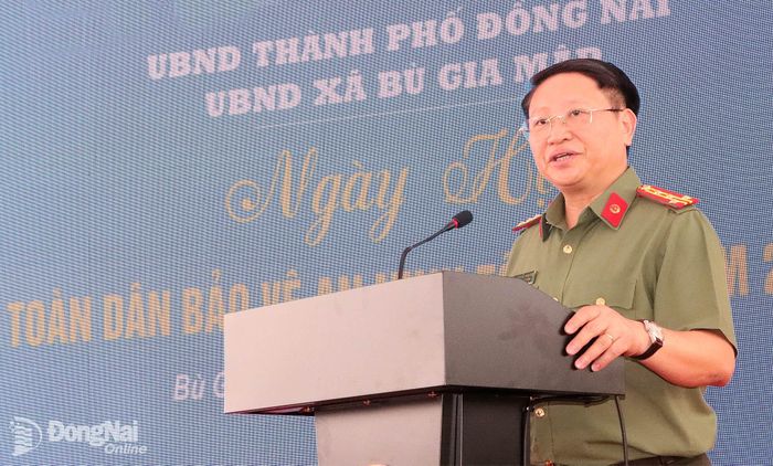 Đại tá Nguyễn Thanh Bình, Phó Cục trưởng Cục Xây dựng phong trào bảo vệ an ninh Tổ quốc, Bộ Công an phát biểu tại ngày hội. Ảnh: Quang Minh