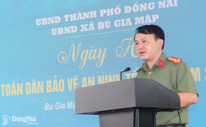 Đại tá Nguyễn Chí Toàn, Phó Giám đốc Công an thành phố, Phó Trưởng ban Chỉ đạo thành phố phát biểu chỉ đạo tại ngày hội. Ảnh: Quang Minh