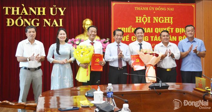 Phó Bí thư Thành ủy, Trưởng ban Tổ chức Thành ủy Thái Bảo và lãnh đạo các đơn vị chúc mừng 2 đồng chí: Lại Thế Hòa, Trần Thiện Căn. Ảnh: Phương Hằng