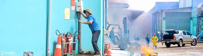 Lực lượng cơ sở triển khai các hoạt động chữa cháy.