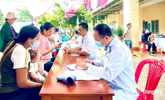 Trẻ dưới 6 tuổi chưa đi học Lộc Thạnh được khám sức khỏe tại chương trình. Ảnh: Hoàng Thái