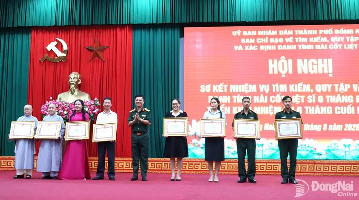 Đại tá Nguyễn Thanh Phong, Thành ủy viên, Chính ủy Bộ Chỉ huy Quân sự, Phó Trưởng ban Thường trực Ban Chỉ đạo thành phố trao bằng khen của UBND thành phố cho các cá nhân. Ảnh: Nguyệt Hà