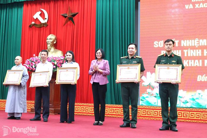 Thành ủy viên, Phó Chủ tịch UBND thành phố, Trưởng ban Chỉ đạo thành phố Nguyễn Thị Hoàng trao bằng khen cho các tập thể. Ảnh: Nguyệt Hà