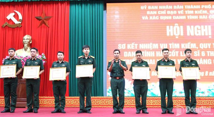 Đại tá Bùi Văn Sỹ, Phó Chính ủy Bộ Chỉ huy Quân sự thành phố, Phó Trưởng ban Chỉ đạo thành phố trao giấy khen của Bộ Chỉ huy Quân sự thành phố cho cá nhân. Ảnh: Nguyệt Hà