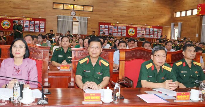 Thủ trưởng Quân khu 7, lãnh đạo thành phố và Bộ Chỉ huy Quân sự thành phố Đồng Nai dự hội nghị. Ảnh: Nguyệt Hà