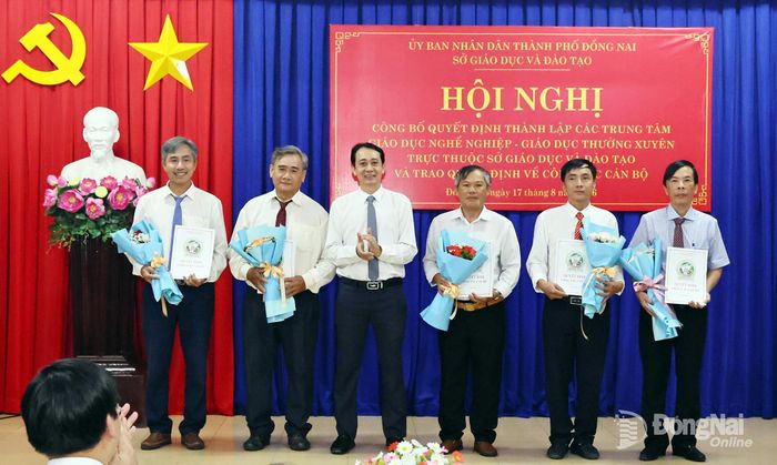 Tiến sĩ Trần Ngọc Thắng, Phó Giám đốc Sở Giáo dục và Đào tạo trao quyết định bổ nhiệm các phó giám đốc trung tâm. Ảnh: Công Nghĩa