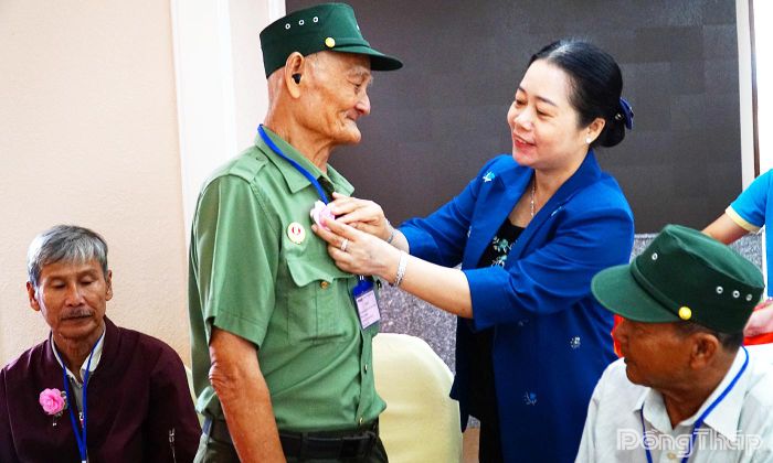 Phó Giám đốc Sở Nội vụ tỉnh Đồng Tháp Nguyễn Thị Kiều Loan trao quà cho người có công trước khi lên đường tham gia chuyến đi.