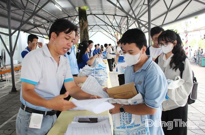 Tình nguyện viên hướng dẫn tân sinh viên lịch học Tuần sinh hoạt công dân đầu khóa.