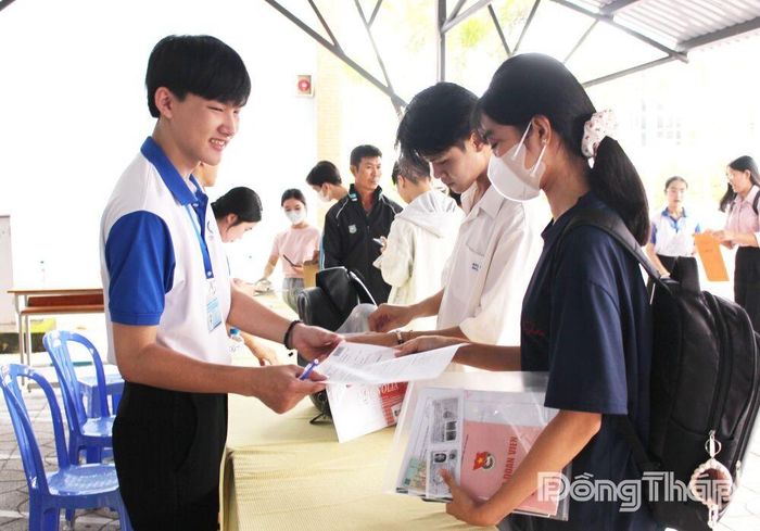 Tân sinh viên nhận Giấy báo trúng tuyển.