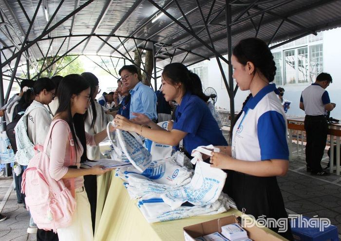 Nhà trường tặng quà cho các tân sinh viên.