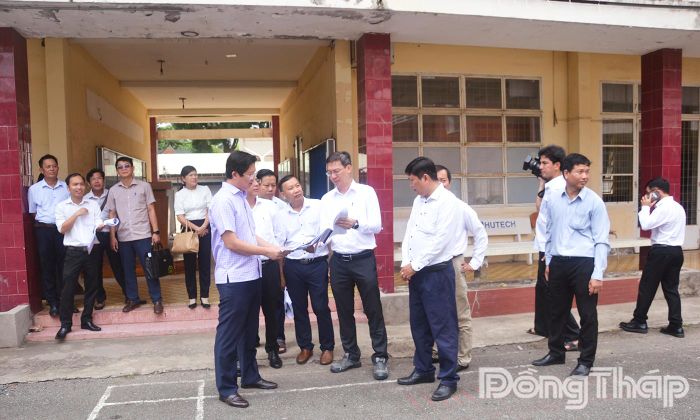 Phó Chủ tịch UBND tỉnh Huỳnh Minh Tuấn và Đoàn công tác khảo sát khu vực cơ sở vật chất dự kiến được cải tạo, sửa chữa.