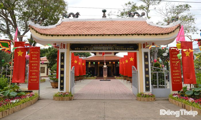 Không gian Đền thờ Anh hùng dân tộc Trương Định (xã Gia Thuận) được trang hoàng trang nghiêm, chuẩn bị cho các hoạt động tưởng niệm.