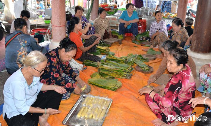 Người dân từ nhiều tỉnh, thành về tổ chức gói bánh tét, nấu các món ăn truyền thống dâng kính Anh hùng dân tộc Trương Định.