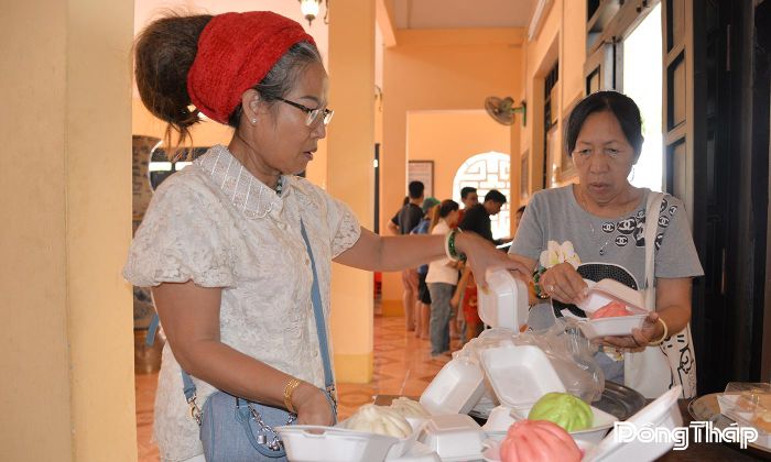 Người dân tỉnh An Giang đến dâng lễ vật, thành kính tưởng nhớ và tri ân Anh hùng dân tộc Trương Định.