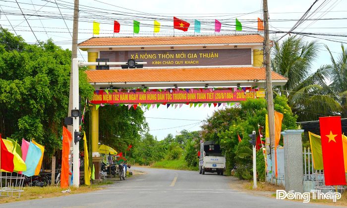 Cờ Tổ quốc, băng rôn tung bay trên các tuyến đường về Mộ và Đền thờ Anh hùng dân tộc Trương Định, thể hiện niềm tự hào và lòng thành kính của người dân đối với vị Anh hùng dân tộc.