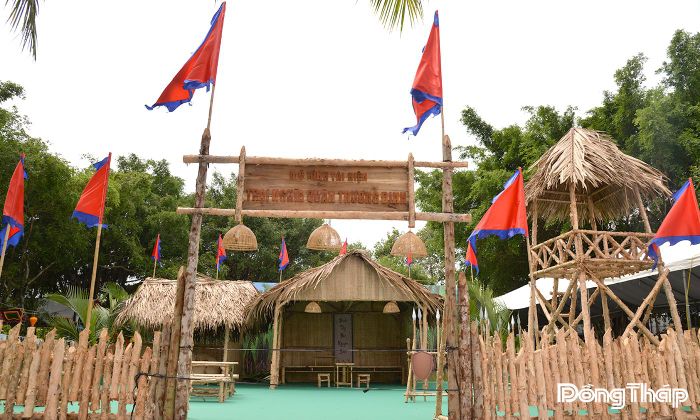 Mô hình tái hiện trại nghĩa quân Trương Định tại Khu vực Đền thờ Anh hùng dân tộc Trương Định, xã Gia Thuận.