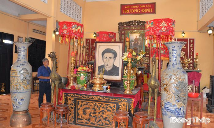 Không gian thờ tự tại Mộ Anh hùng dân tộc Trương Định được trang hoàng trang nghiêm, chuẩn bị cho các hoạt động tưởng niệm.