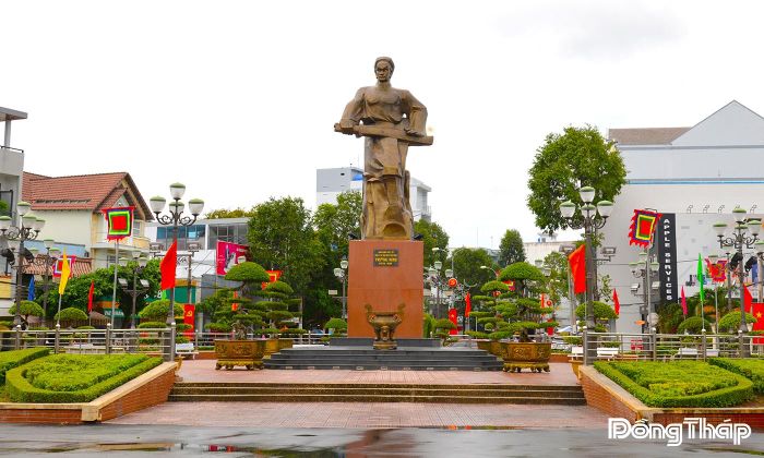 Tượng đài Anh hùng dân tộc Trương Định (phường Long Thuận) treo cờ, chỉnh trang nghiêm túc.
