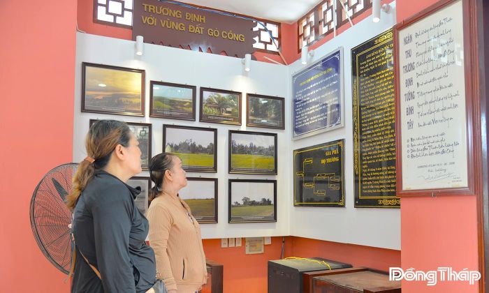 Người dân đến dâng hương, tìm hiểu về cuộc đời và sự nghiệp của Anh hùng dân tộc Trương Định tại Nhà lưu niệm, Khu vực Đền thờ Anh hùng dân tộc Trương Định, xã Gia Thuận.
