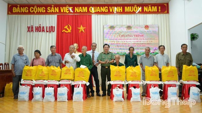 Trao quà cho gia đình có hoàn cảnh khó khăn.