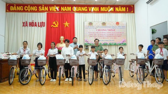 Trao xe đạp cho học sinh có hoàn cảnh khó khăn.