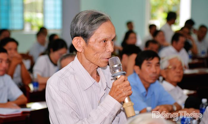 Cử tri xã Tân Phú phát biểu ý kiến.