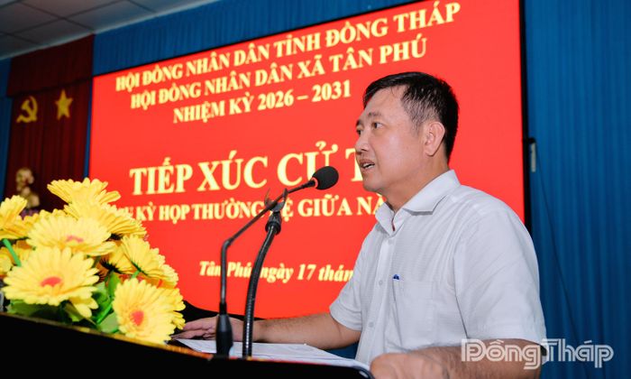 Đại diện Điện lực Cai Lậy trả lời ý kiến cử tri.