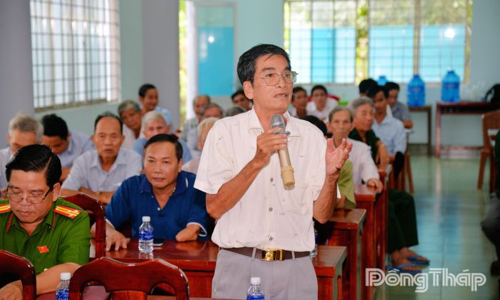 Cử tri xã Tân Phú phát biểu ý kiến.