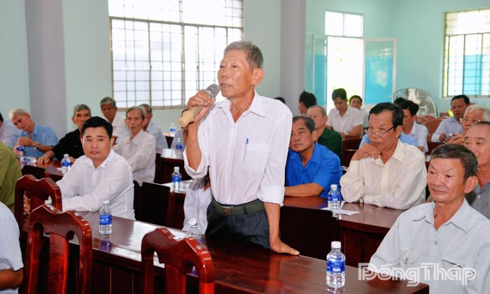 Cử tri xã Tân Phú phát biểu ý kiến.