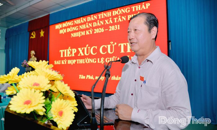 Đại biểu Phan Phùng Phú phát biểu tại buổi tiếp xúc cử tri xã Tân Phú.
