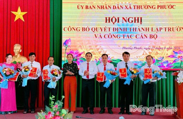 Lãnh đạo xã Thường Phước trao các Quyết định về sắp xếp trường học và công tác cán bộ.
