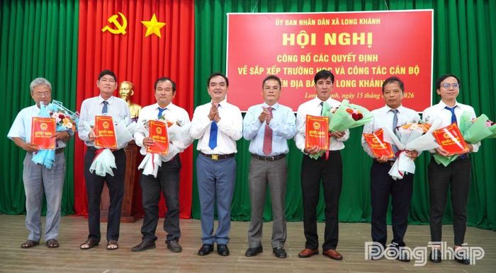 Lãnh đạo xã Long Khánh trao các Quyết định về sắp xếp trường học và công tác cán bộ.