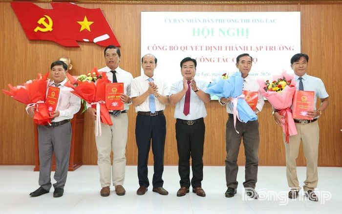 Lãnh đạo phường Thường Lạc trao các Quyết định về sắp xếp trường học và công tác cán bộ.