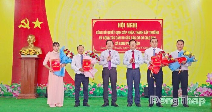 Lãnh đạo Long Phú Thuận trao các Quyết định về sắp xếp trường học và công tác cán bộ.