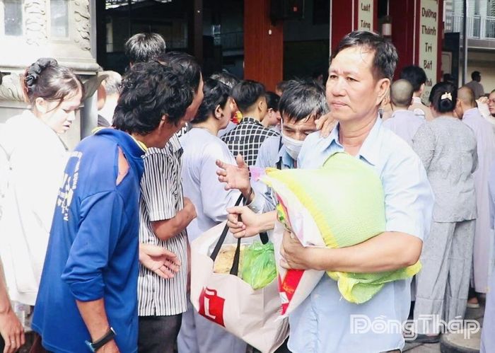 Nhiều phần quà thiết thực và ý nghĩa đã được trao tặng cho người có hoàn cảnh khó khăn.