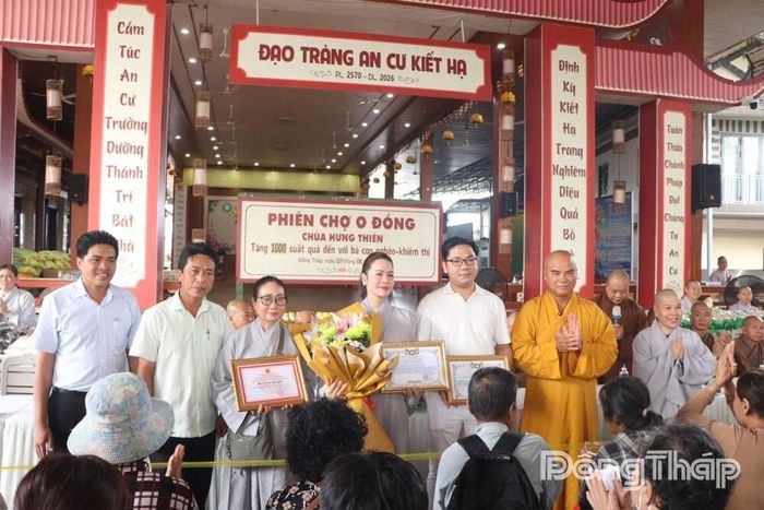 Lãnh đạo xã Mỹ Thọ trao tặng thư cảm tạ cho các mạnh thường quân.
