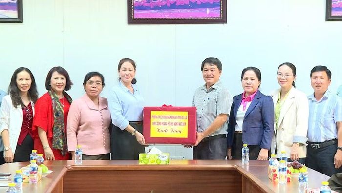  Phó Chủ tịch HĐND tỉnh Huỳnh Thúy Vân (thứ 4 từ trái qua) tặng quà Công ty TNHH MTV Phát triển Nông nghiệp Khăn Xay. Ảnh: Đức Hải 