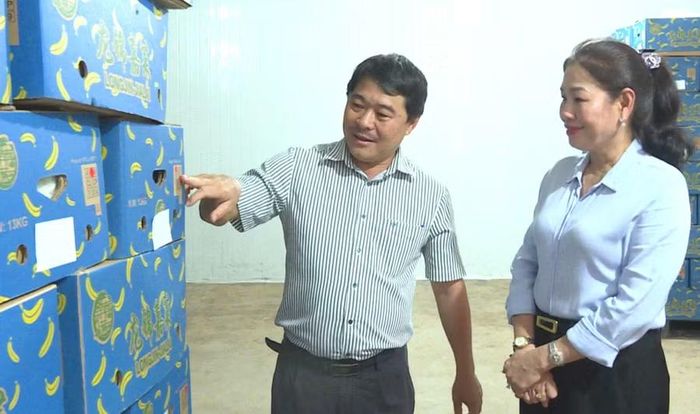  Phó Chủ tịch HĐND tỉnh Huỳnh Thúy Vân (bên phải) thăm kho đông lạnh chuối xuất khẩu. Ảnh: Đức Hải 